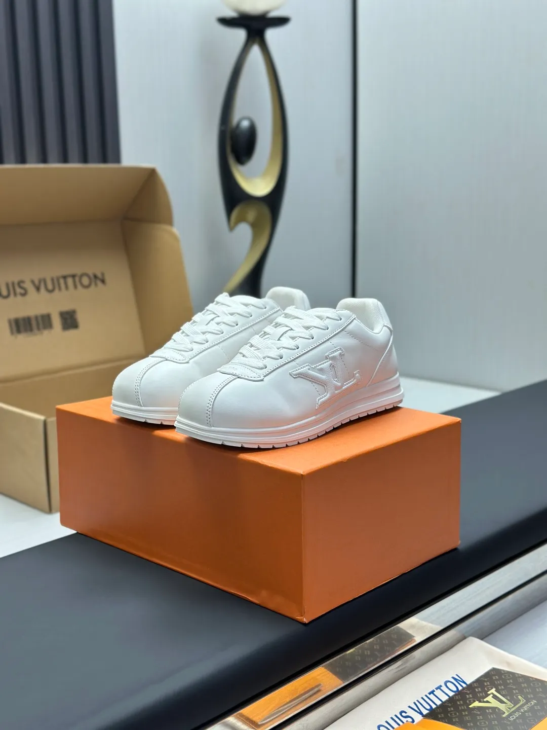 👟👟Ex-factory price 680👟👟 Full set of packaging with airplane box💰Top version LV-Louis Vuitton-classic catwalk new style 1:1 development replica of the original version! ! The upper foot is very comfortable. It is made of luxurious materials and fine workmanship. The midsole is printed with English letters "Made in Europe". The upper is made of calfskin imported from Italy. The side is decorated with the brand's LOGO and signature. The latest latex foot pads and mesh lining make the foot feel super comfortable. The original two-color TPU combination outsole is specially provided by the original factory. Bag technology Goodyear stitched edges Fabric: Exclusive customized first-layer cowhide Accessories: Exclusive private model Vuitton logo, lining: Customized silk mesh lining - first-layer silk cowhide lining Outsole: TPU combination outsole wear-resistant, non-slip and anti-yellowing Foot pads: new latex pads-mesh sweat-absorbent Counter technology: fully computerized sewing machine wire drawing Toe box back cover Hot and cold shaping Full set of pull-top lasts with medium and low logo patterns Special counter packaging - shoelaces, certificate, card, instructions, certificate of quality, dust bag, the most complete packaging on the entire network, women's 35-40 men's 38-46 (38/46 customized, non-refundable! GD9916